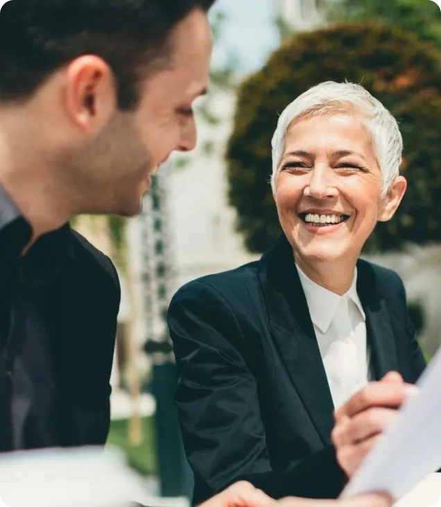 Два человека обсуждают политику