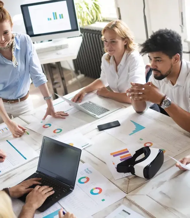 Люди из разных стран обсуждают политику