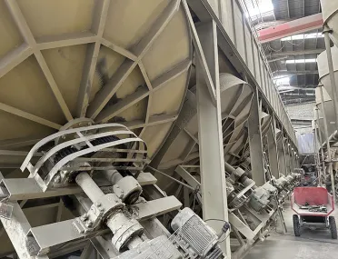 Гранулятор производит частицы (включая процесс удаления пыли)