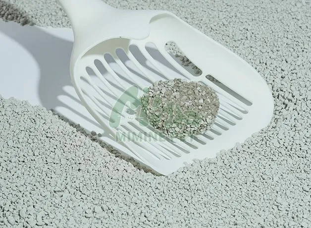 Сломанный бентонитовый наполнитель для кошачьих туалетов