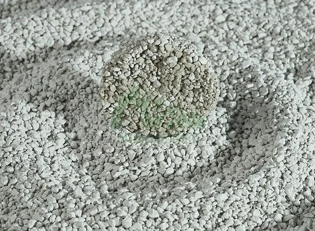 Сломанный бентонитовый наполнитель для кошачьих туалетов