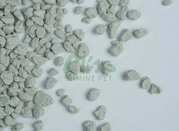 Сломанный бентонитовый наполнитель для кошачьих туалетов