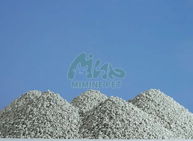 Сломанный бентонитовый наполнитель для кошачьих туалетов