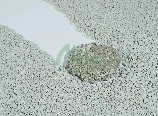 Сломанный бентонитовый наполнитель для кошачьих туалетов