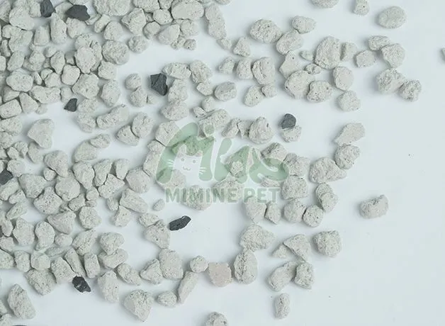 Наполнитель для кошачьих туалетов с активированным углем и бентонитом, не содержащий пыли