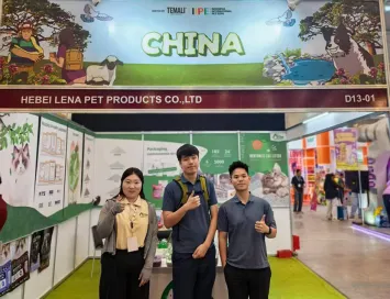 Групповое фото на выставке домашних животных IIPE в Индонезии